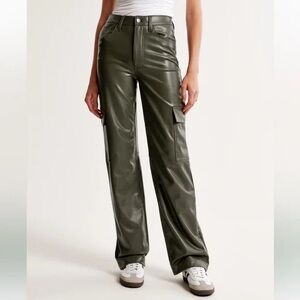 !!NWOT!! - ABERCROMBIE & FITCH VEGAN LEATHER CARGO 90s RELAXED PANTS CURVE LOVE